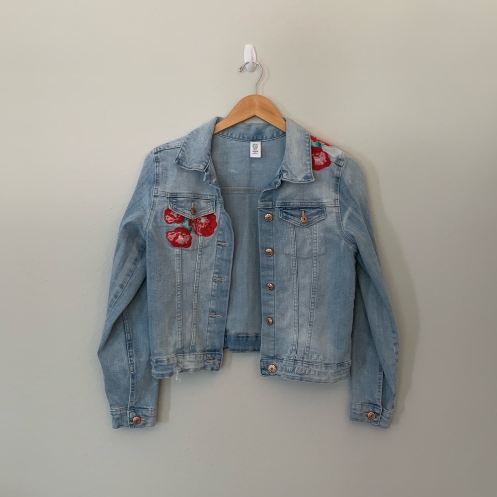h&m jean jacket with cute pockets and roses